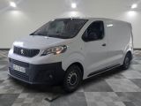 la camionnette blanche est garée dans une grande pièce au sol en damier
