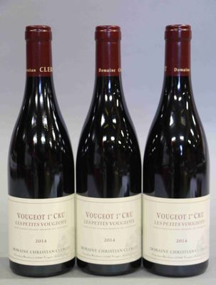 trois bouteilles de vin rouge posées sur une table blanche