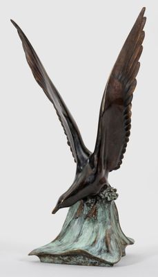 une image représentant une statue en bronze d'un oiseau posé sur une souche d'arbre