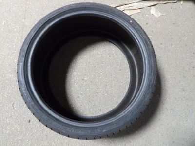 un pneu posé par terre à côté d'une paire de ciseaux