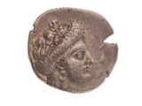 une vieille pièce de monnaie sur laquelle figure le visage d'une femme, sur un fond blanc