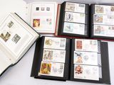beaucoup de timbres dans un album posé sur une table