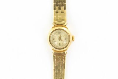 Image d'une montre-bracelet de femme sur fond blanc