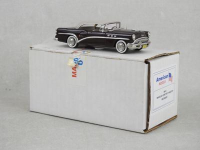 une petite voiture noire posée sur une boîte