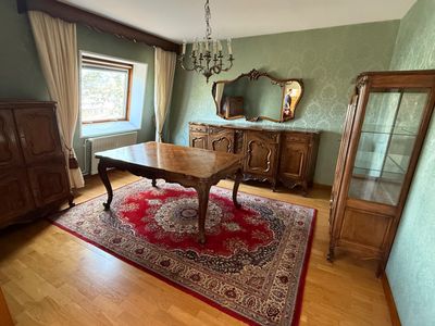 une salle à manger avec une table et des chaises et un lustre