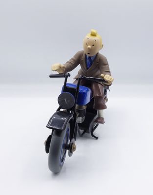 figurine représentant un homme à moto sur un fond blanc