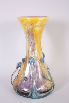 un vase en verre posé sur une table