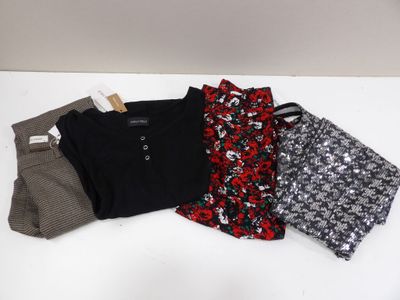 trois shorts et un t-shirt posés sur une surface blanche