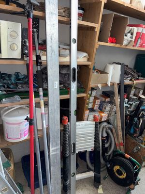 un garage avec de nombreux outils sur les étagères