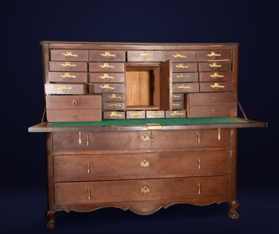un vieux bureau en bois avec des tiroirs et un plateau vert