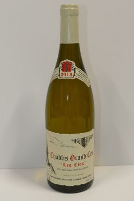 une bouteille de vin posée sur une table