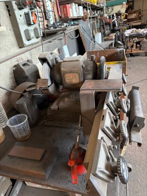 une photo d'un établi dans un atelier, sur lequel sont posés des outils