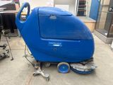 une machine bleue posée sur le sol