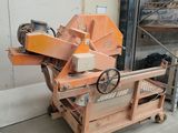 une photo d'une machine qui se trouve dans un entrepôt