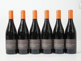 six bouteilles de vin rouge alignées