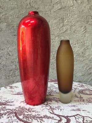 deux vases posés sur une table l'un à côté de l'autre