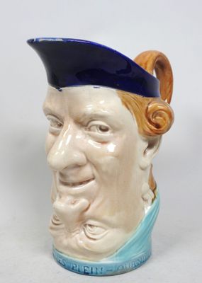 une tête en céramique représentant un homme portant un chapeau bleu