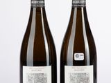 deux bouteilles de vin posées l'une à côté de l'autre sur une table