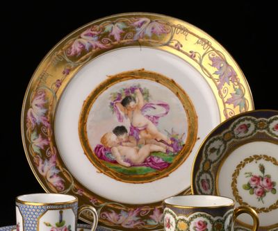 deux tasses et une soucoupe ornées d'un motif