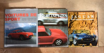 trois livres posés sur une table, à côté d'une voiture de sport rouge et d'une voiture de sport bleue