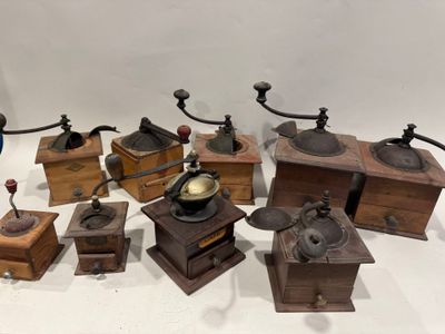différents types de moulins à café posés sur une table