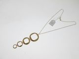 gros plan d'un collier sur une surface blanche avec une étiquette