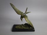 sculpture en bronze représentant un oiseau posé sur une feuille, sur un socle en marbre