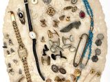 plusieurs types de bijoux différents sur une surface blanche