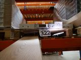 une table en bois dans un magasin, sur laquelle est posée une étiquette de prix