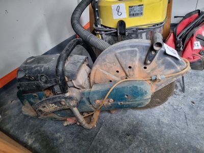 une machine posée par terre à côté d'autres outils