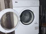 une photo d'une machine à laver et d'un sèche-linge dans un garage