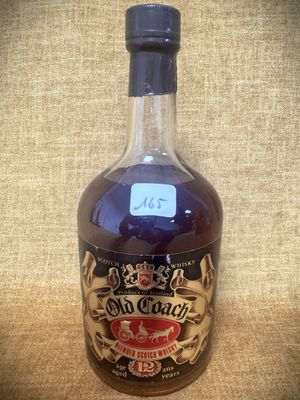 une bouteille d'alcool posée sur une table