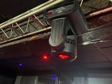 une lampe rouge suspendue au plafond d'un immeuble