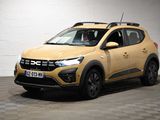 La voiture jaune est garée dans une pièce au sol en damier.