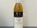 une bouteille de whisky posée sur une table à côté d'une bouteille de vin