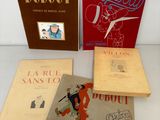 trois livres sont posés sur une table à fond blanc