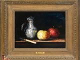 une peinture à l'huile représentant des pommes et un pichet en argent posés sur une table