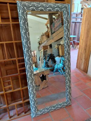 a mirror that is sitting on the floor in the room