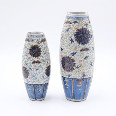 deux vases posés côte à côte sur une surface blanche