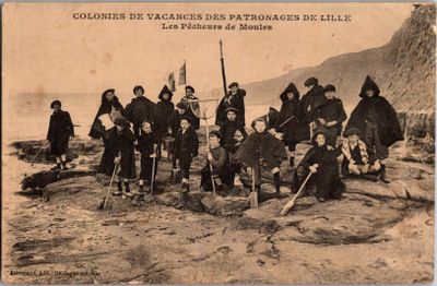 une vieille photo d'un groupe de personnes posant pour une photo