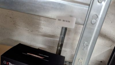 une boîte de cigarettes posée sur une table près d'une fenêtre