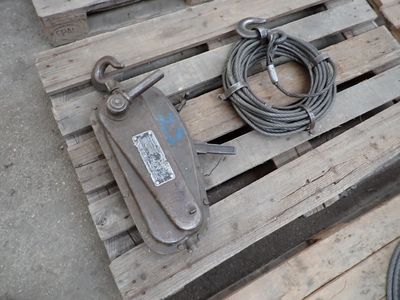 une palette en bois sur laquelle sont posés quelques outils