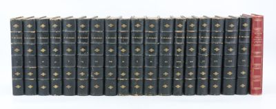 un tas de livres empilés les uns sur les autres sur une surface blanche
