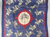 une écharpe bleue et rouge avec un motif représentant des chevaux