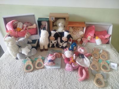 many stuffed animals that are sitting on a bed