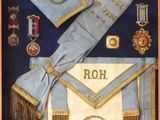 une photo d'un tableau encadré représentant une écharpe maçonnique et d'autres objets