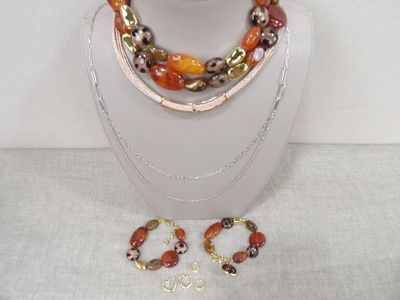 un ensemble composé d'un collier et d'un bracelet, exposé sur une table