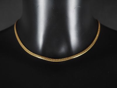 un collier à chaîne en or sur un mannequin mannequin mannequin mannequin mannequin mannequin mannequin mannequin mannequin mannequin