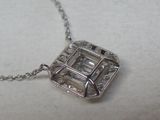 un collier en argent orné d'un diamant taillé en carré