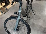 un vélo garé par terre dans un magasin